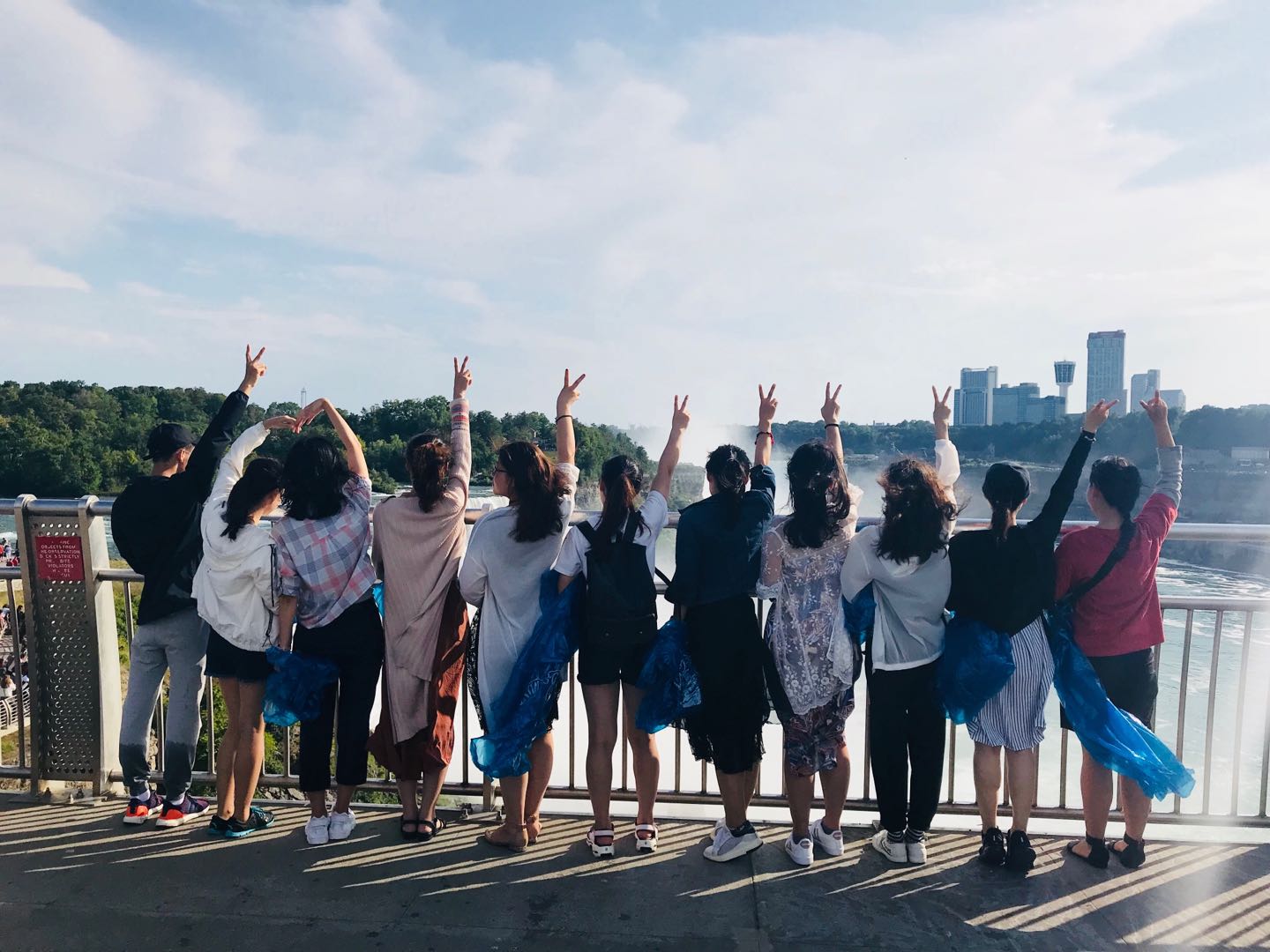 夏令营历界图片，外教与学生合影